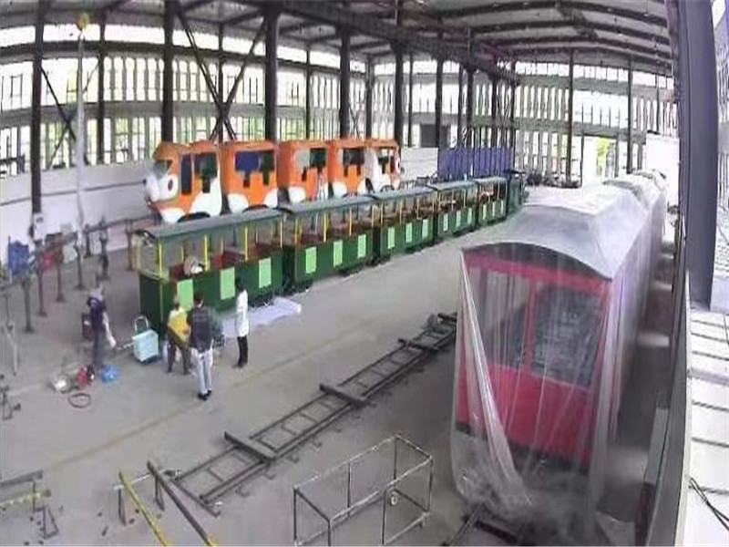 国庆出游新风尚，登山列车魅力现(图1)